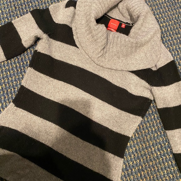 Size XS Saks Res sweater cashmere - Picture 3 of 5